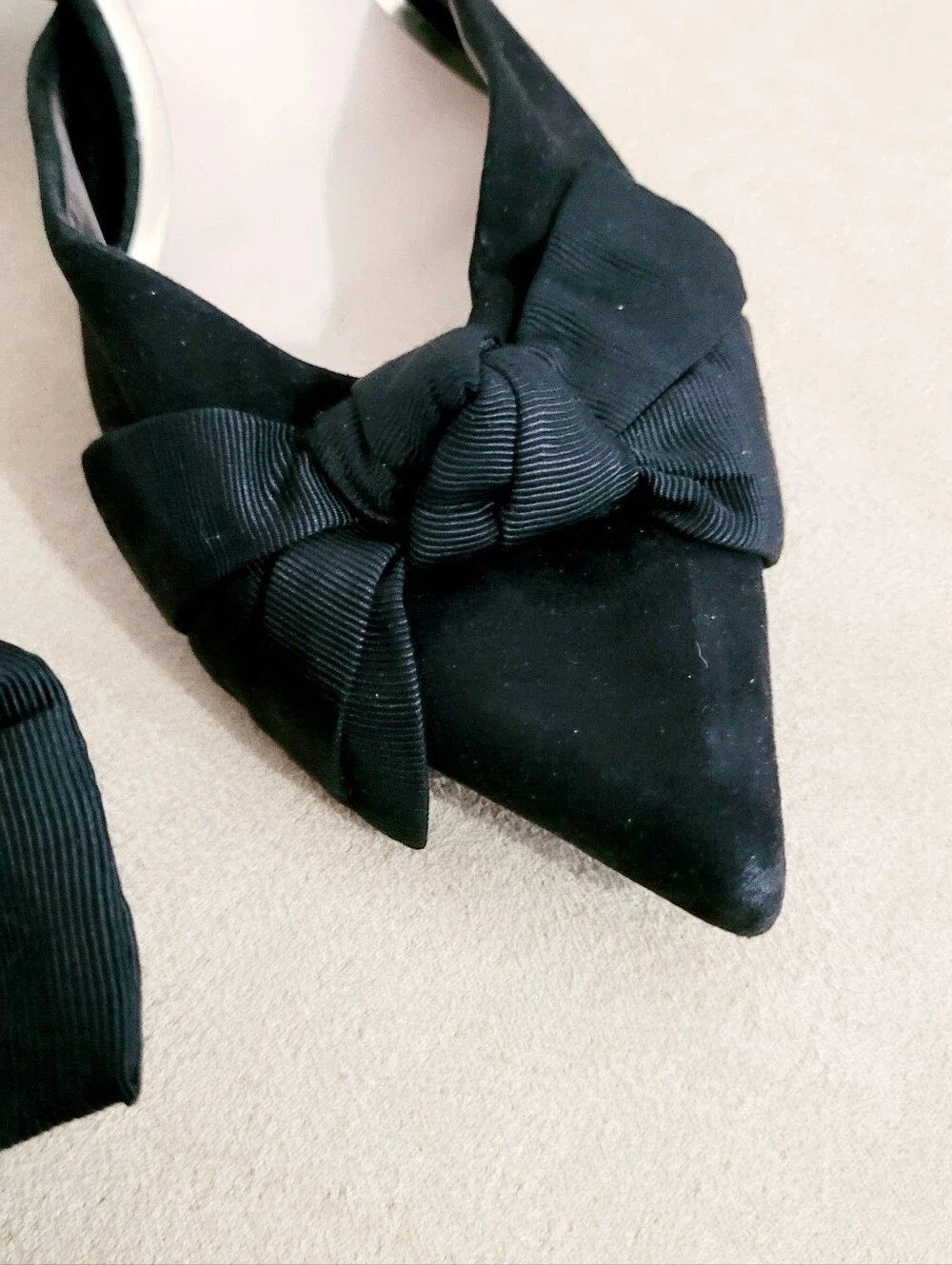 Black Pointed Slingback Kitten Heels with Bow - Picture 2 of 12